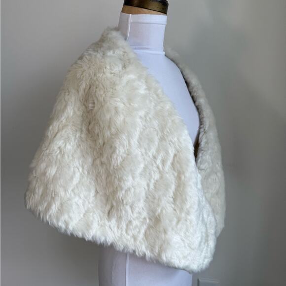 BHLDN FAUX FUR STOLE IVORY BRIDAL SHAWL WRAP HOOK EYE CLOSURE ONE SIZE - Picture 3 of 9